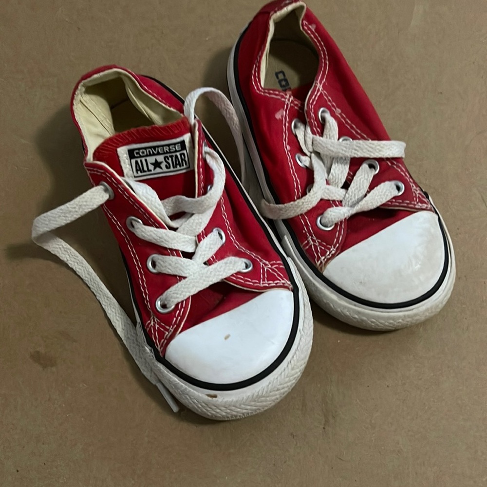 Red kids converse